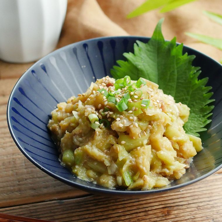 皿に盛り付けたなすのなめろう