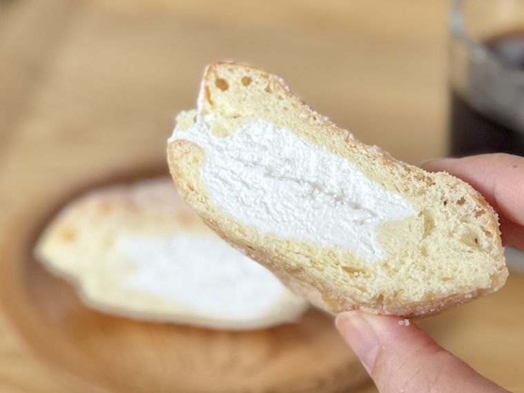 冷凍したエンゼルクリームを手で持っている様子