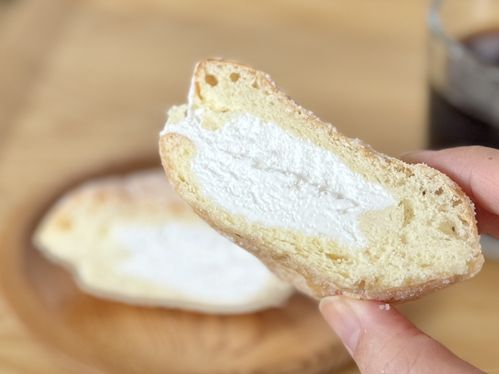 冷凍したエンゼルクリームを手で持っている様子