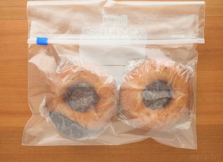 ラップで包みフリーザーバッグに入れたドーナツ