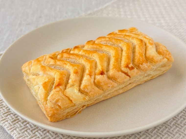 白皿にのったじゃがいもベーコンパイ