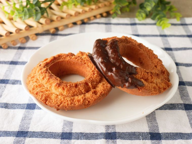 白い丸皿に盛られた、凍らせたオールドファッションとチョコファッション