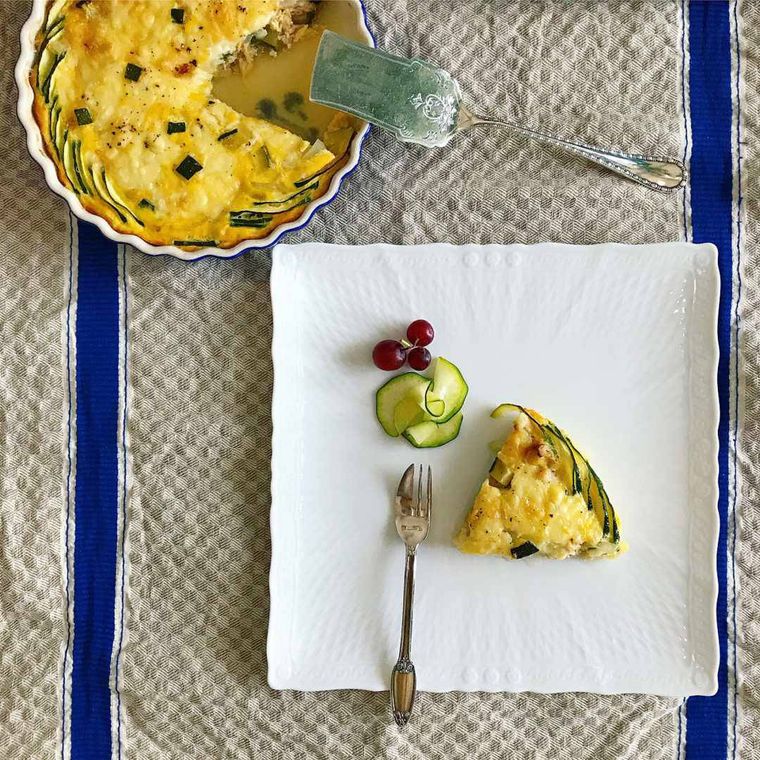 皿に盛り付けられたツナ缶と野菜の皮なし豆乳キッシュ