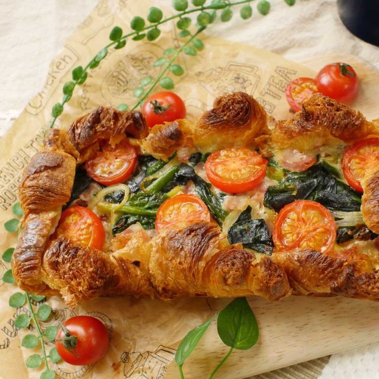 木製ボードに盛り付けられたさくさくクロワッサンキッシュ