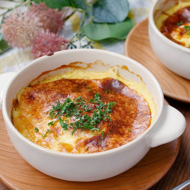 器に入ったじゃがいもの簡単キッシュ