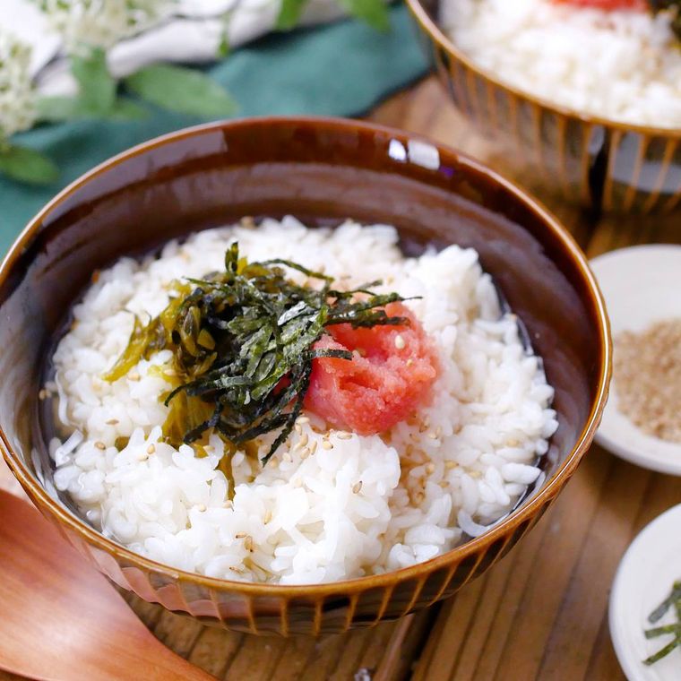 茶色いお椀に盛り付けられている明太子茶漬け