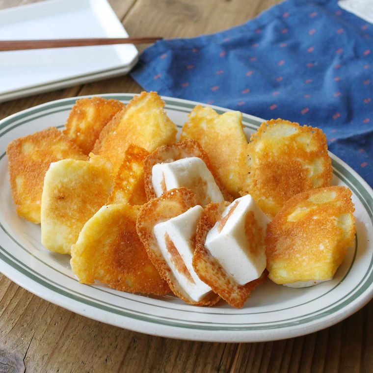 白い楕円の皿に盛り付けられている羽つき明太はんぺん