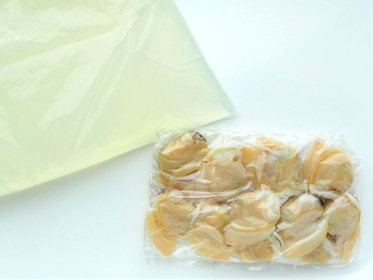 むき身とゆで汁に分けたはまぐり