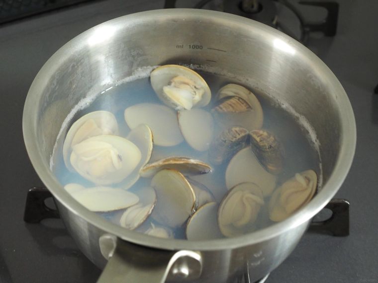 はまぐりをゆでている様子
