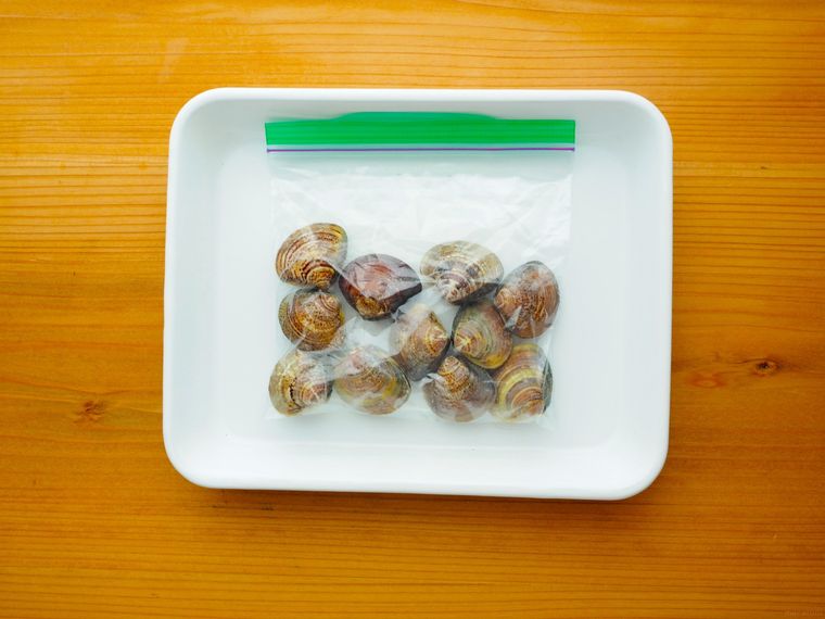 保存袋に入れたはまぐり