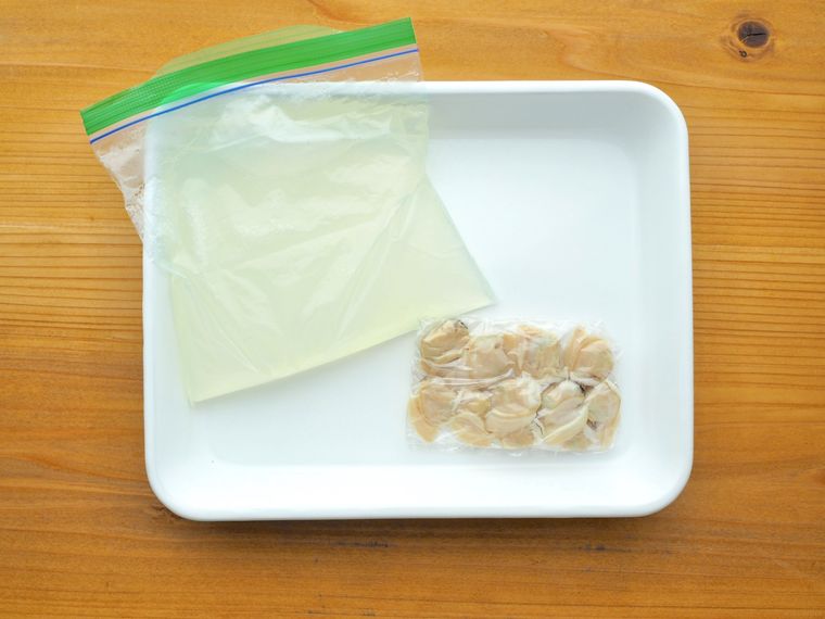 保存袋に入れたはまぐりのゆで汁とむき身