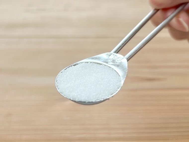 砂糖をスプーンですくった様子