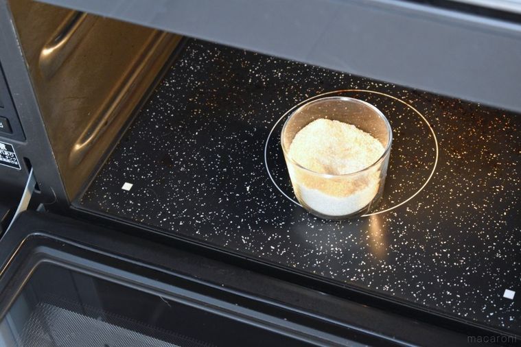電子レンジに入れた砂糖入りの容器