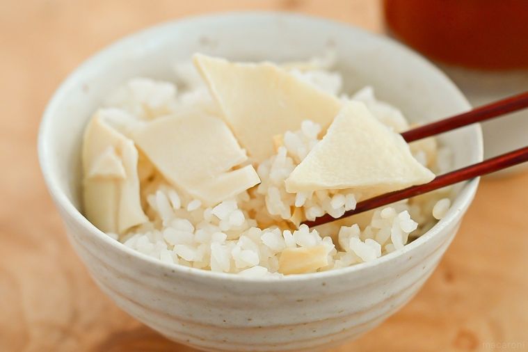 箸で持ち上げているたけのこご飯