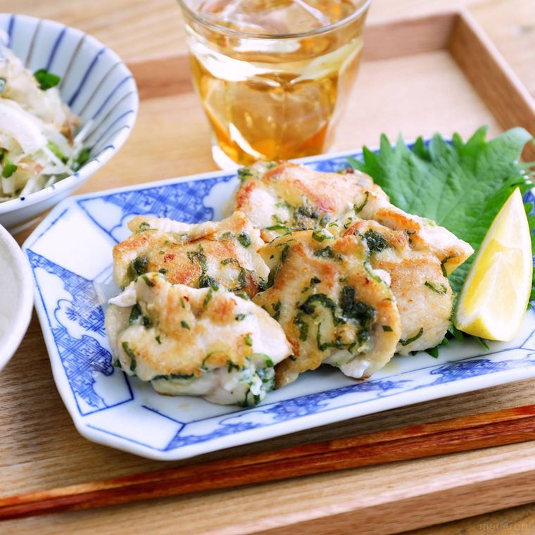 四角の和皿に盛られたふわふわ鶏むね大葉つくね