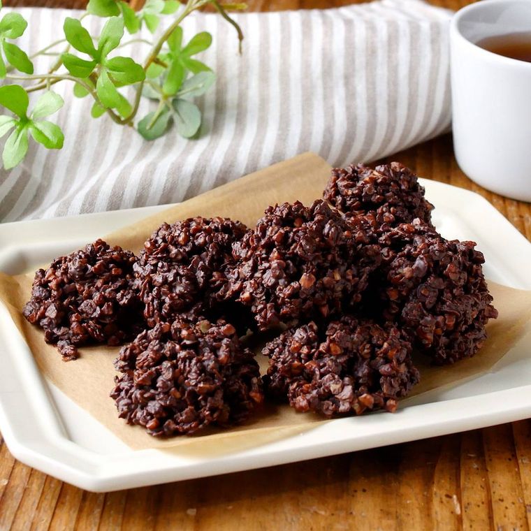 白い皿に盛り付けられたオートミールチョコクランチ