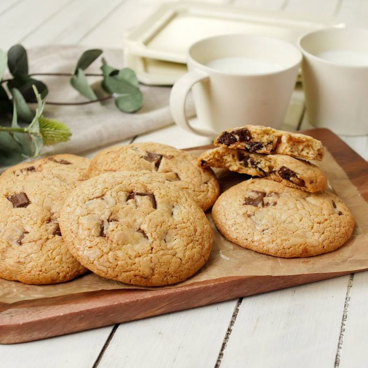 木のカッティングボードに盛られた米粉のチャンククッキー