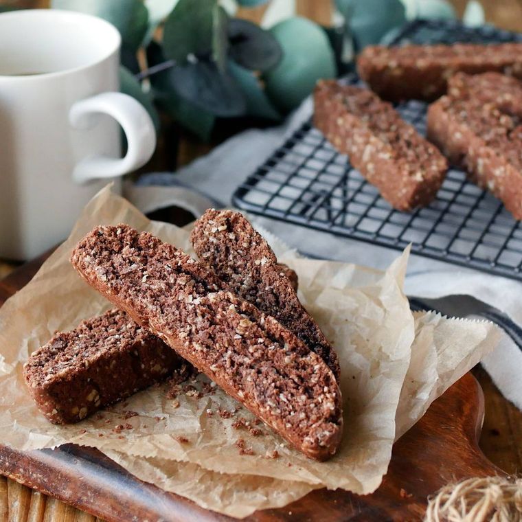 シートに盛られた米粉とオートミールのココアビスコッティ