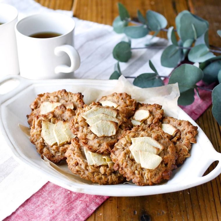 器に盛られたりんごとオートミールの米粉クッキー