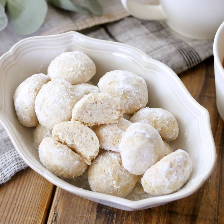 器に盛られた米粉のスノーボール