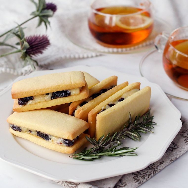 白い皿に並んでいるレーズンバターサンド