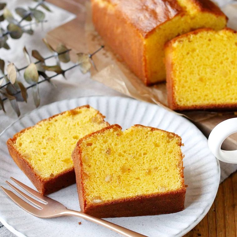 白い皿に切って並べられているレモンとチーズの米粉パウンドケーキ