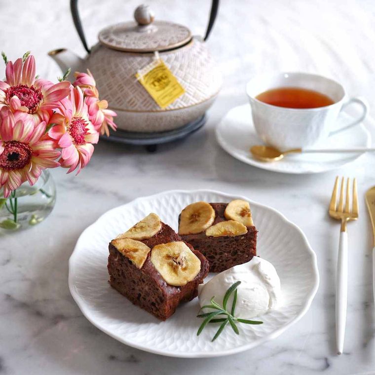 白い皿に盛り付けられたチョコバナナブラウニー