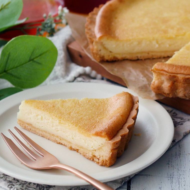 白い皿に盛り付けたチーズケーキタルト
