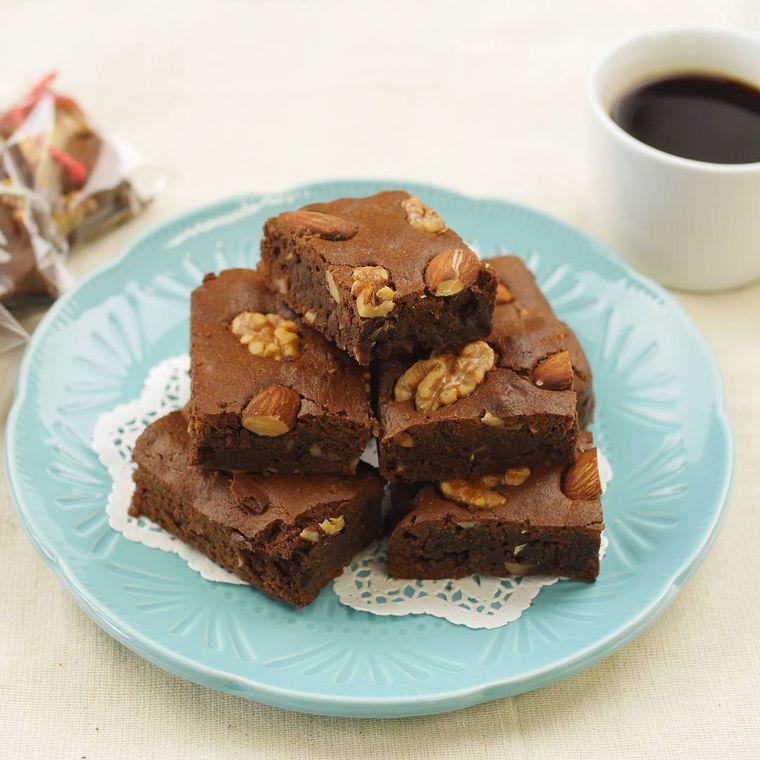 水色の皿に盛り付けたしっとり濃厚ブラウニー