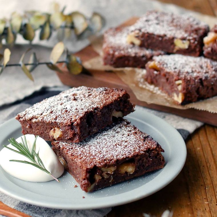 ブルーグレーの皿に取り分けたチョコブラウニー