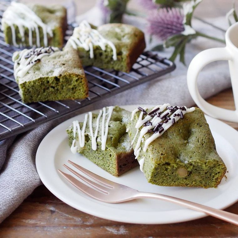 白い皿に取り分けた濃厚抹茶ブラウニー