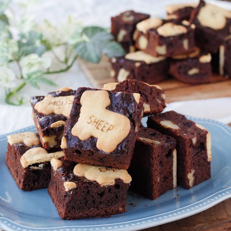 青い皿に盛り付けたチョコレートブラウニー