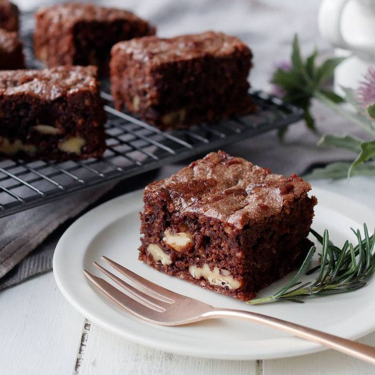 白い皿に取り分けたオートミールブラウニー