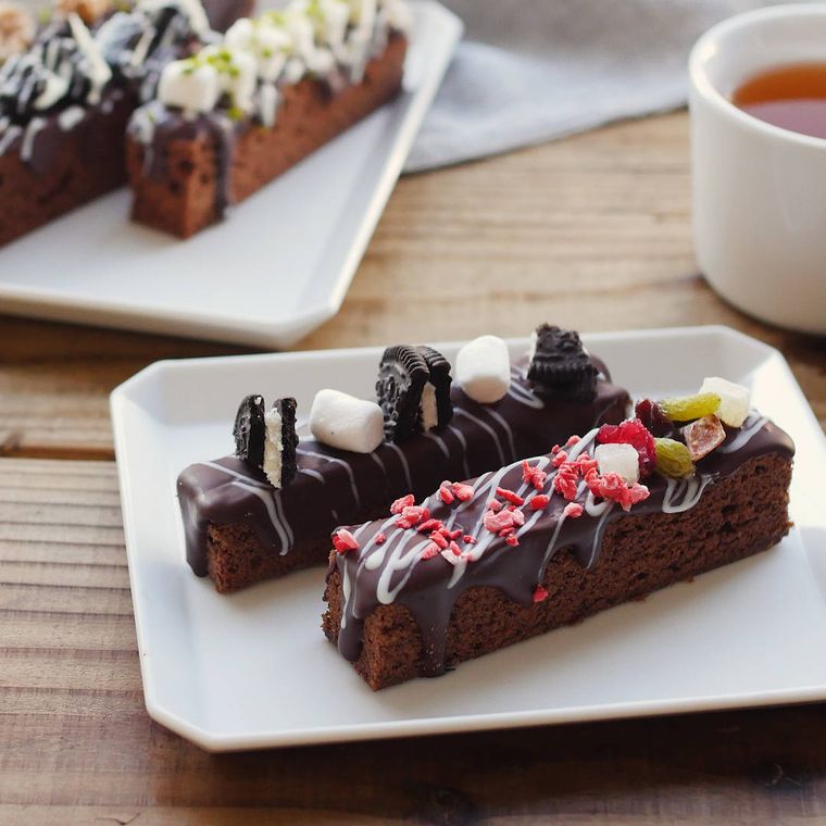四角い白い皿にのせた濃厚Wチョコブラウニー