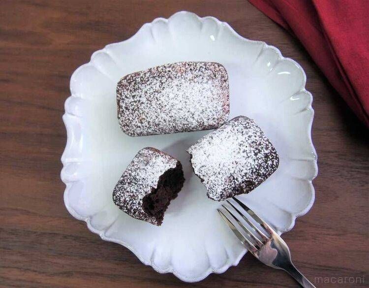 白い皿に盛り付けたガトーショコラ