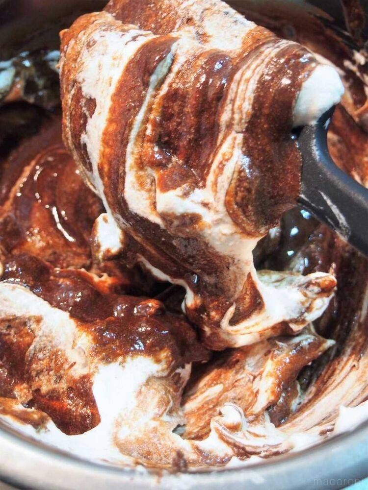 チョコレートとメレンゲを混ぜているところ