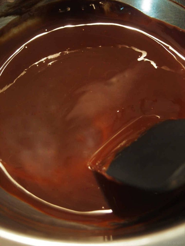 チョコレートとバターを湯せんにかけている様子
