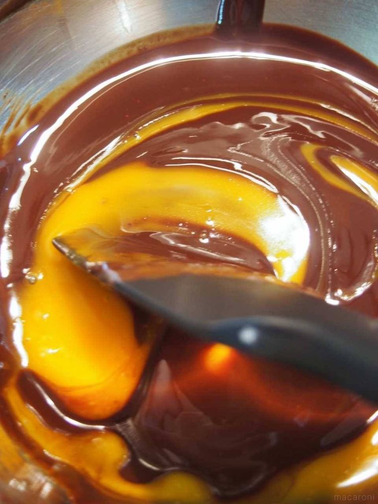 チョコレートが入ったボウルに卵黄を加えたところ