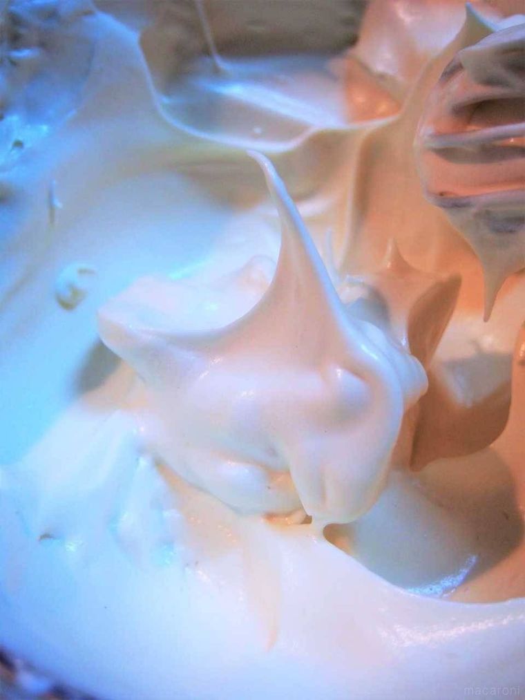 ボウルに入ったメレンゲ