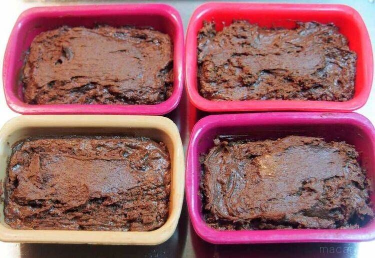 型に生地を流し入れた様子