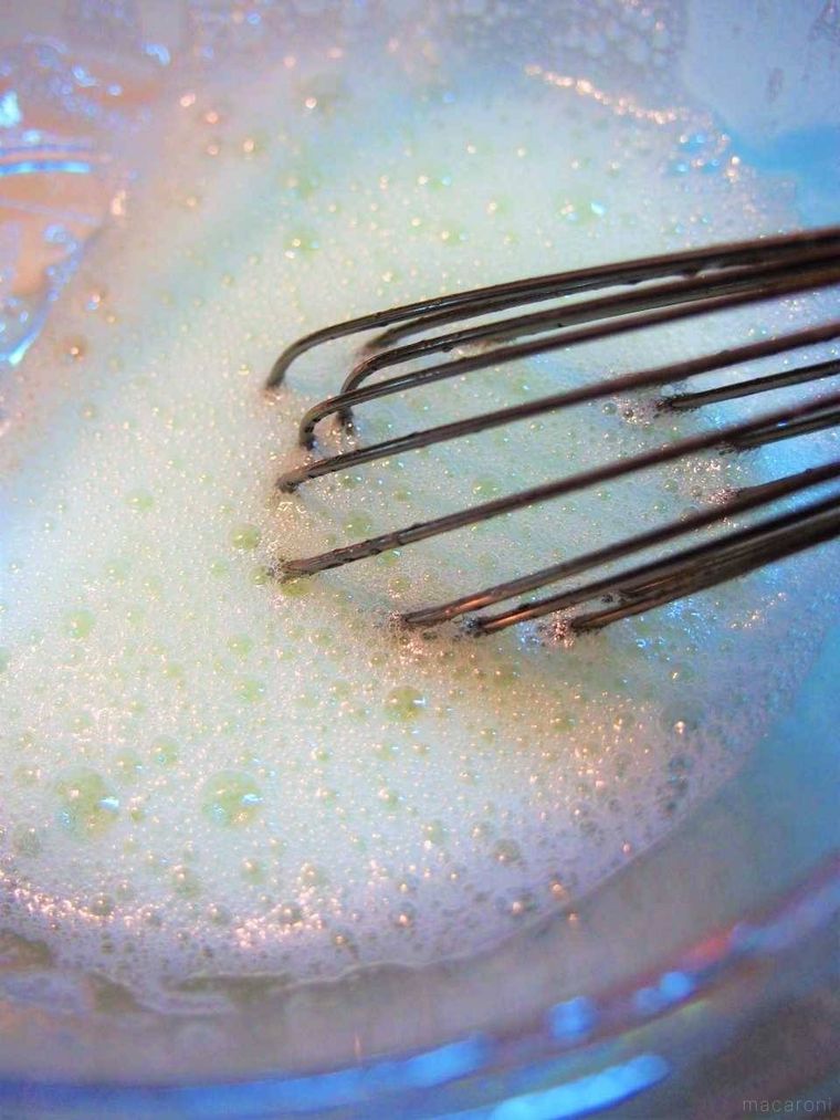 ボウルでメレンゲを立てている様子
