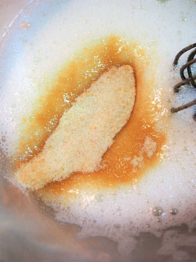 メレンゲにきび砂糖を加えたところ