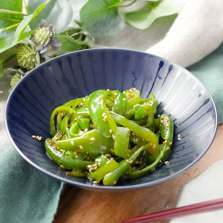 紺色の深皿に盛られたピーマンのきんぴら