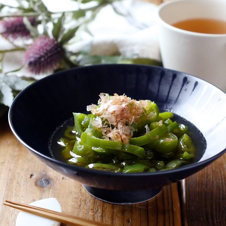 紺色の深皿に盛られたピーマンのおひたし