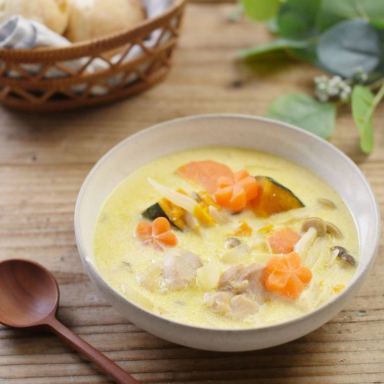 丸い器に盛り付けられたかぼちゃときのこのミルクスープ