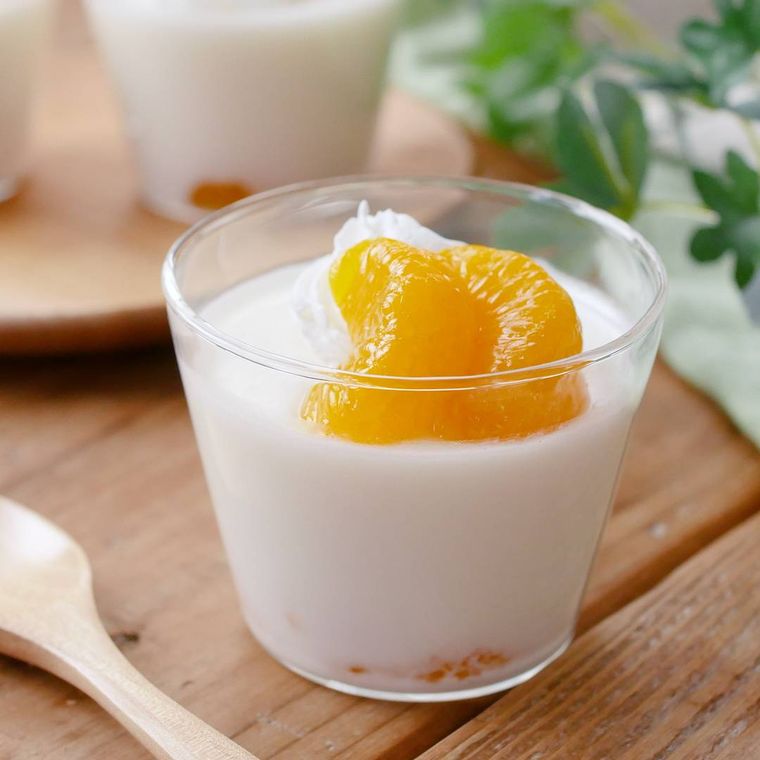 ガラスの器に盛り付けられた牛乳プリン