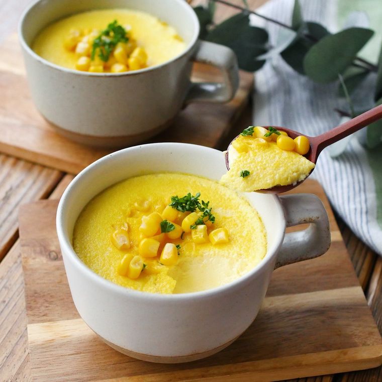白い器に盛り付けられたコーンミルク茶碗蒸し