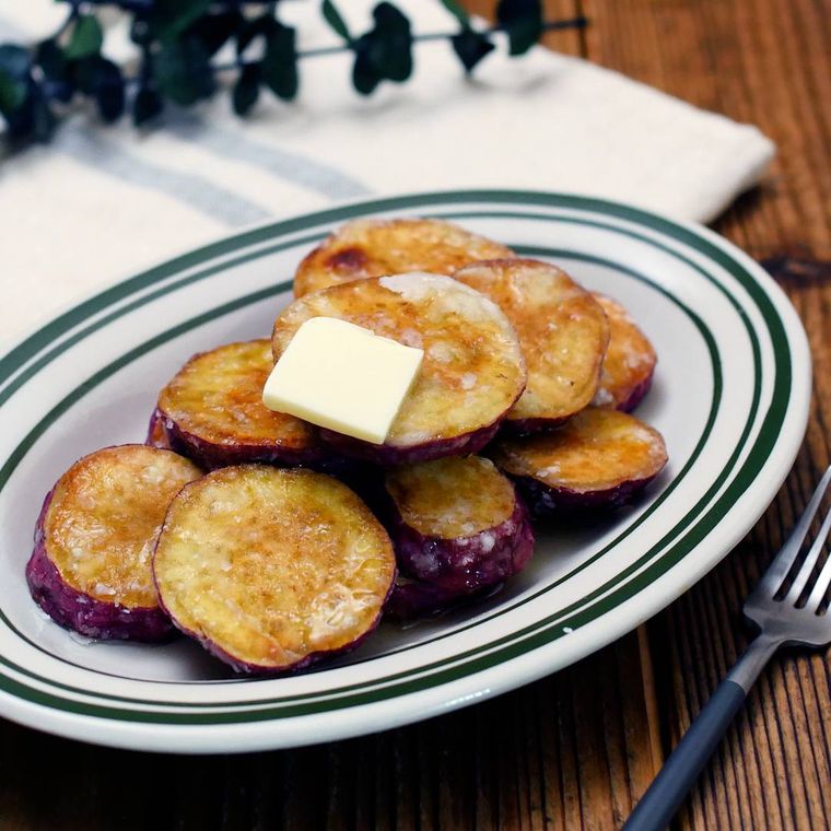 オーバル型のプレートに盛り付けたはちみつバターのフライドおさつ