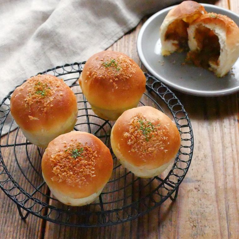 網におかれた焼きカレーパン