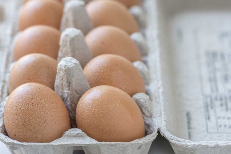 卵を割ったら血のような赤いもの…やっぱり食べずに捨てるべき?の画像